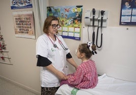 Una pediatra atiende a una niña en un centro de salud.