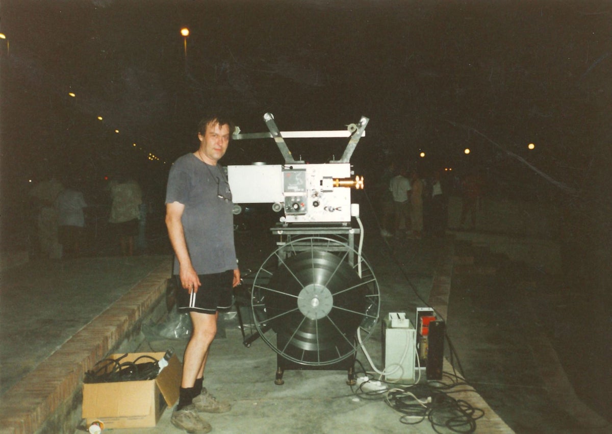 Imagen secundaria 1 - Arriba, instalación en la playa del Pinar de Castellón en el verano de 1996. Abajo, el padre del autor, Antonio Aguilar, con un equipo Wassmann Multikino portátil. A la derecha, el autor, Yuri Aguilar, proyectando la película 'Pokémon' al aire libre en el Auditorio de Carlet en el verano del año 2000.