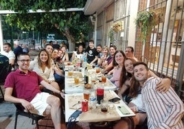 Un grupo de amigos disfrutan de un almuerzo en el bar de Fageca.