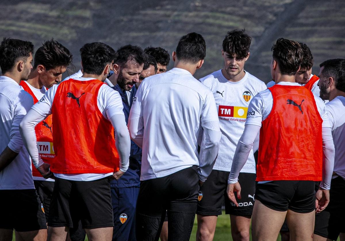 Carlos Corberán, dando instrucciones en un entrenamiento.