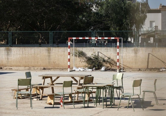 Mesas y sillas en el patio de un colegio de Paiporta.