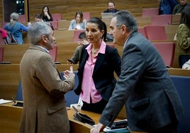 Merino conversa con Barrachina en presencia de Gan Pampols.