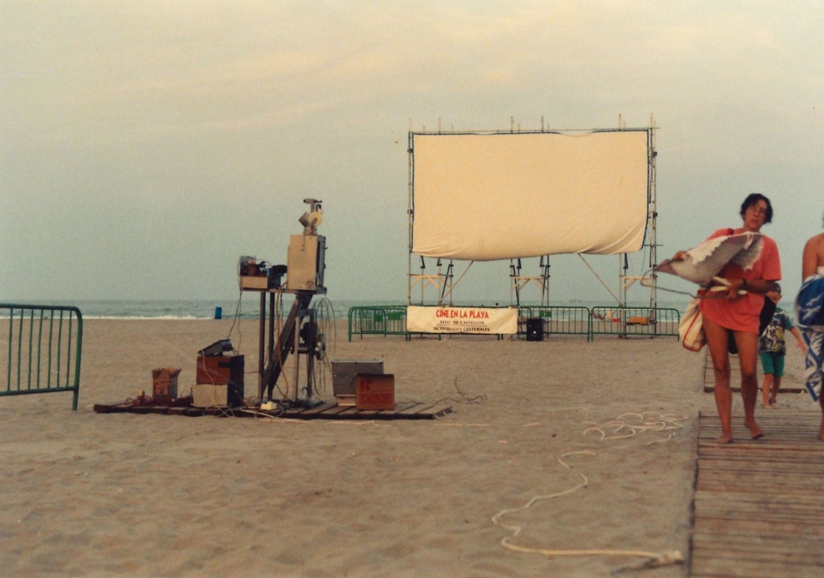 Imagen principal - Arriba, instalación en la playa del Pinar de Castellón en el verano de 1996. Abajo, el padre del autor, Antonio Aguilar, con un equipo Wassmann Multikino portátil. A la derecha, el autor, Yuri Aguilar, proyectando la película 'Pokémon' al aire libre en el Auditorio de Carlet en el verano del año 2000.