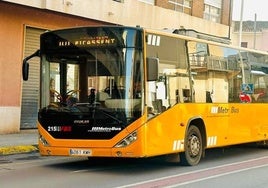 Uno de los autobuses metropolitanos que presta servicio en Picassent.