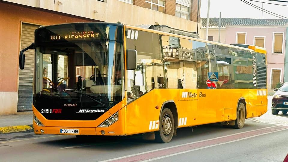 Uno de los autobuses metropolitanos que presta servicio en Picassent.