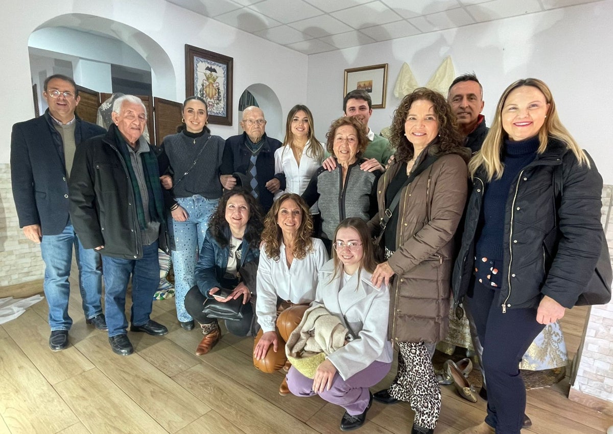 Imagen secundaria 1 - Inés Plaza, con familiares y con dos de los trajes que lucirá en el reinado.