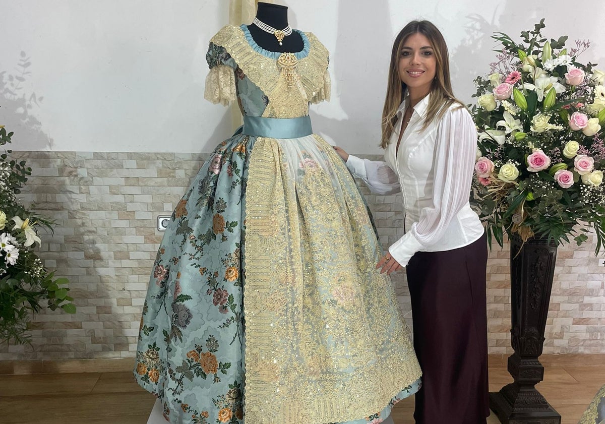 Imagen principal - Inés Plaza, con familiares y con dos de los trajes que lucirá en el reinado.