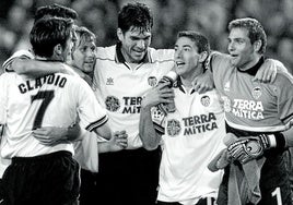 Piojo, Mendieta, Pellegrino, Kily y Cañizares celebran el pase a la finalde Champions de París.