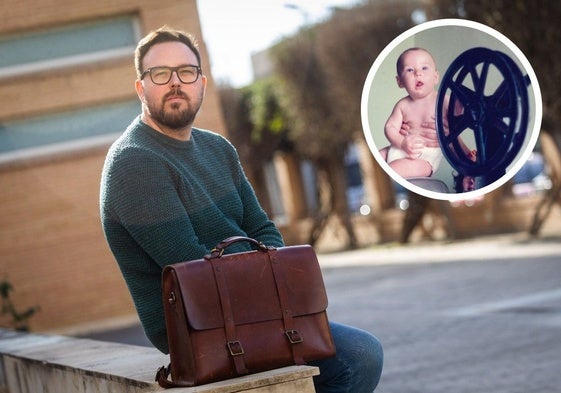 El valenciano Yuri Aguilar, autor de 'A la luz de la luna', junto a una foto de niño en su casa familiar y con un proyector.