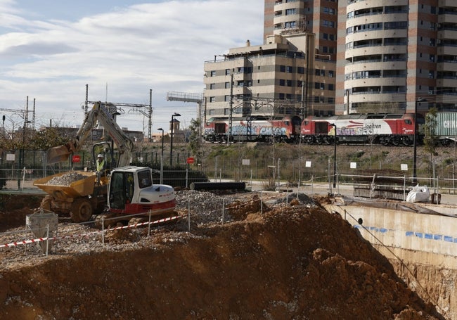 Los cimientos de uno de los edificios que está en construcción junto a las vías del tren.