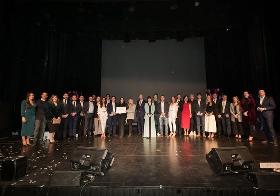 Foto de familia de AJEV y premiados.