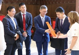 La delegación china reciba una botella de Tarongino.