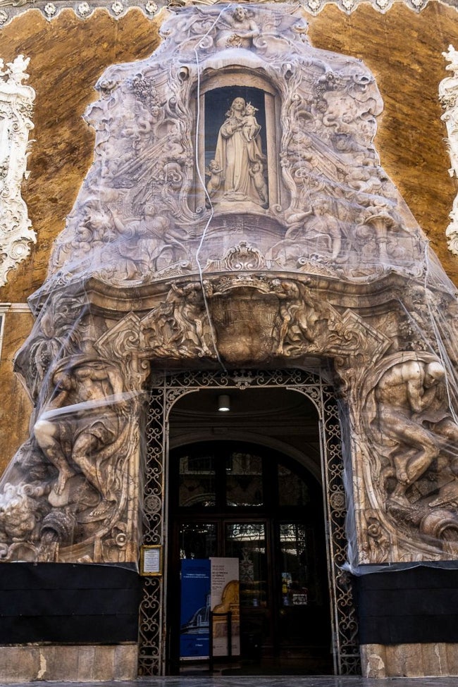 Detalle del zócalo cubierto por una tela negra.