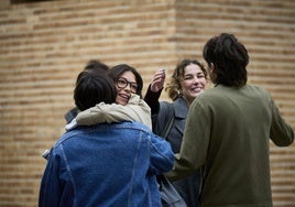 Varios estudiantes después del examen.