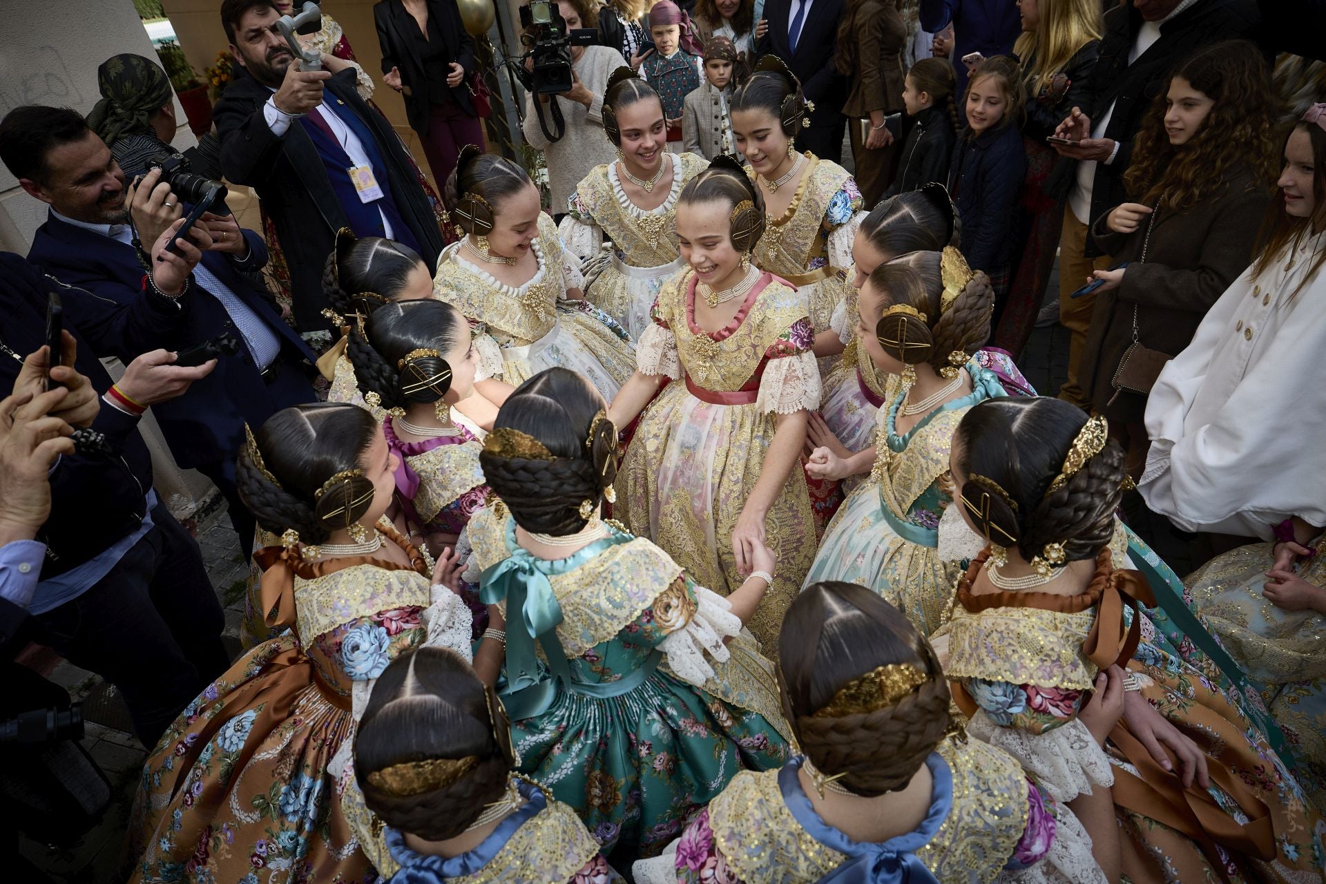 Lucía García, fallera mayor infantil de Valencia 2025, elige el coralina como color de su espolín