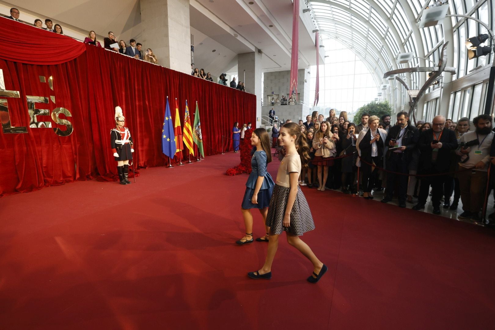 La exaltación de la fallera mayor infantil de Valencia, Lucía García, en imágenes