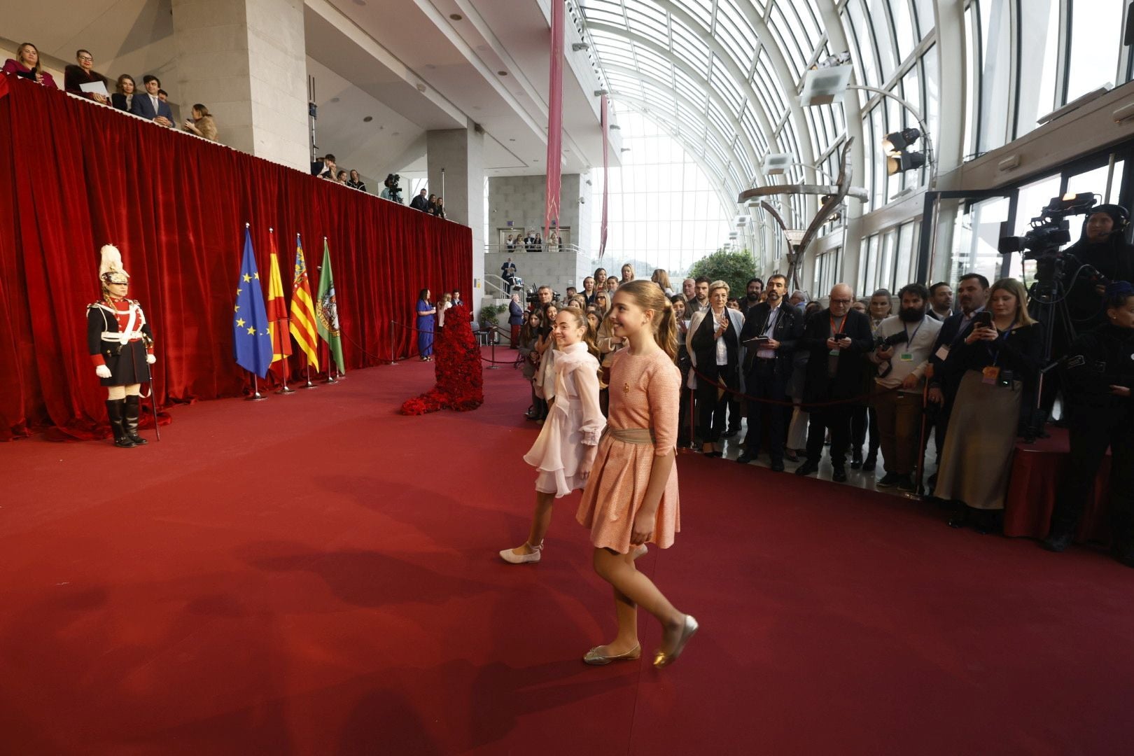 La exaltación de la fallera mayor infantil de Valencia, Lucía García, en imágenes