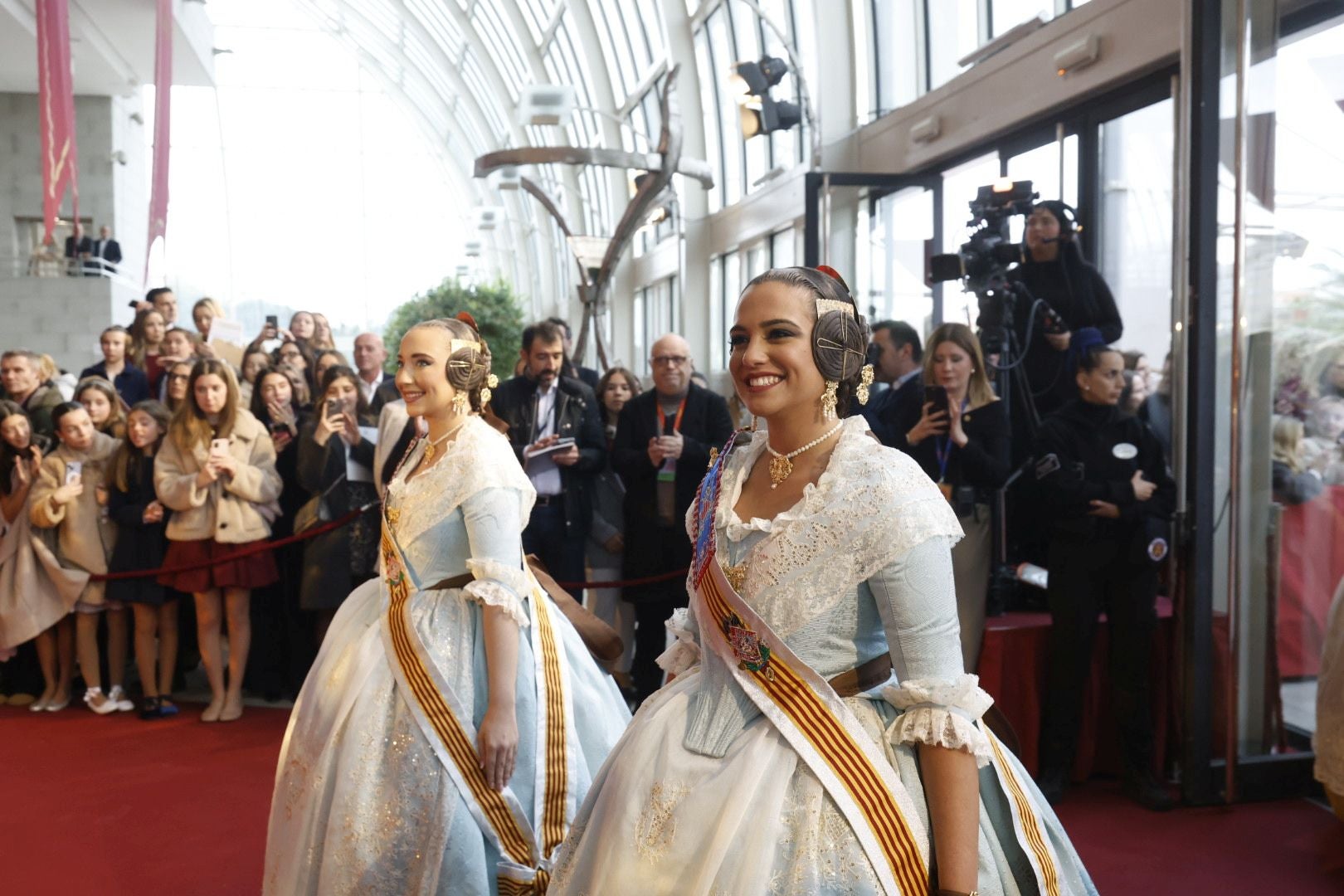 La exaltación de la fallera mayor infantil de Valencia, Lucía García, en imágenes