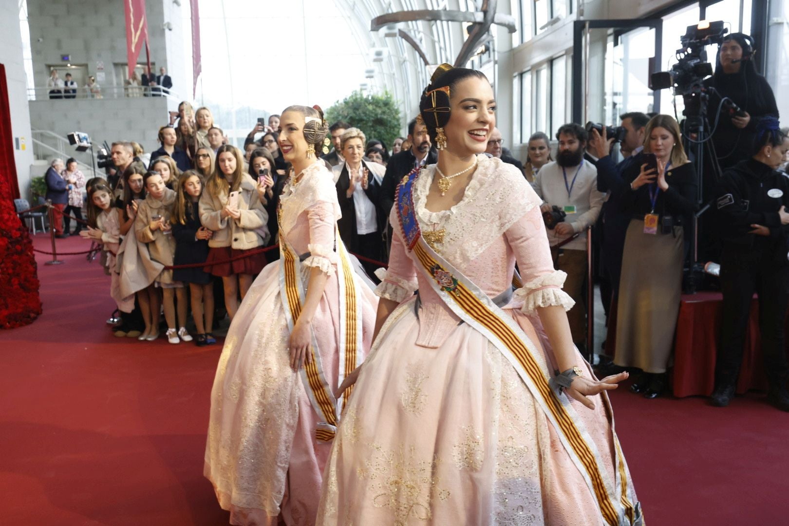 La exaltación de la fallera mayor infantil de Valencia, Lucía García, en imágenes