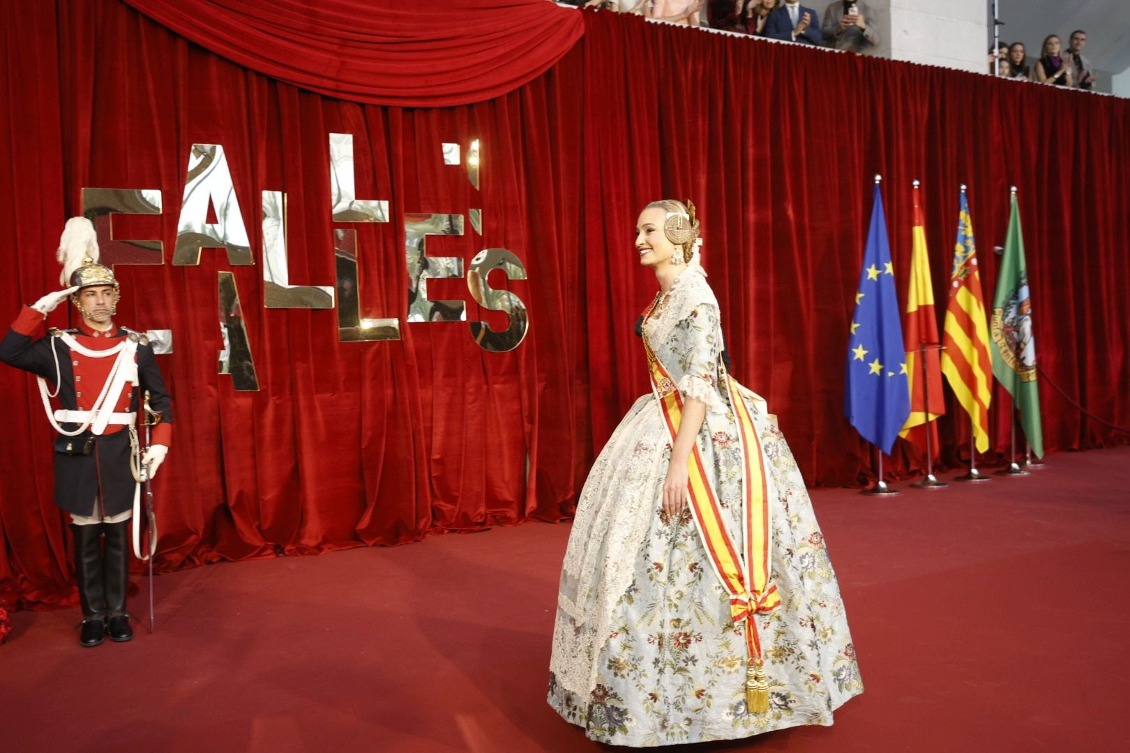 La exaltación de la fallera mayor infantil de Valencia, Lucía García, en imágenes