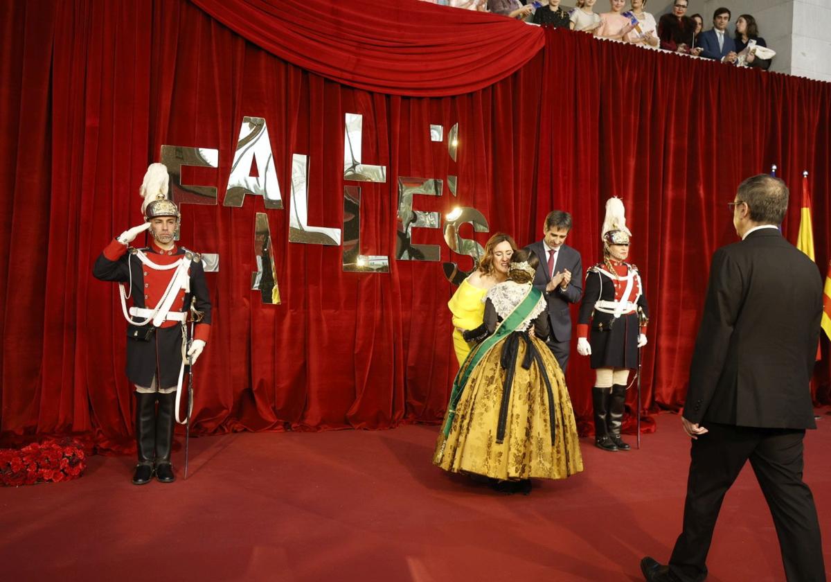 La exaltación de la fallera mayor infantil de Valencia, Lucía García, en imágenes