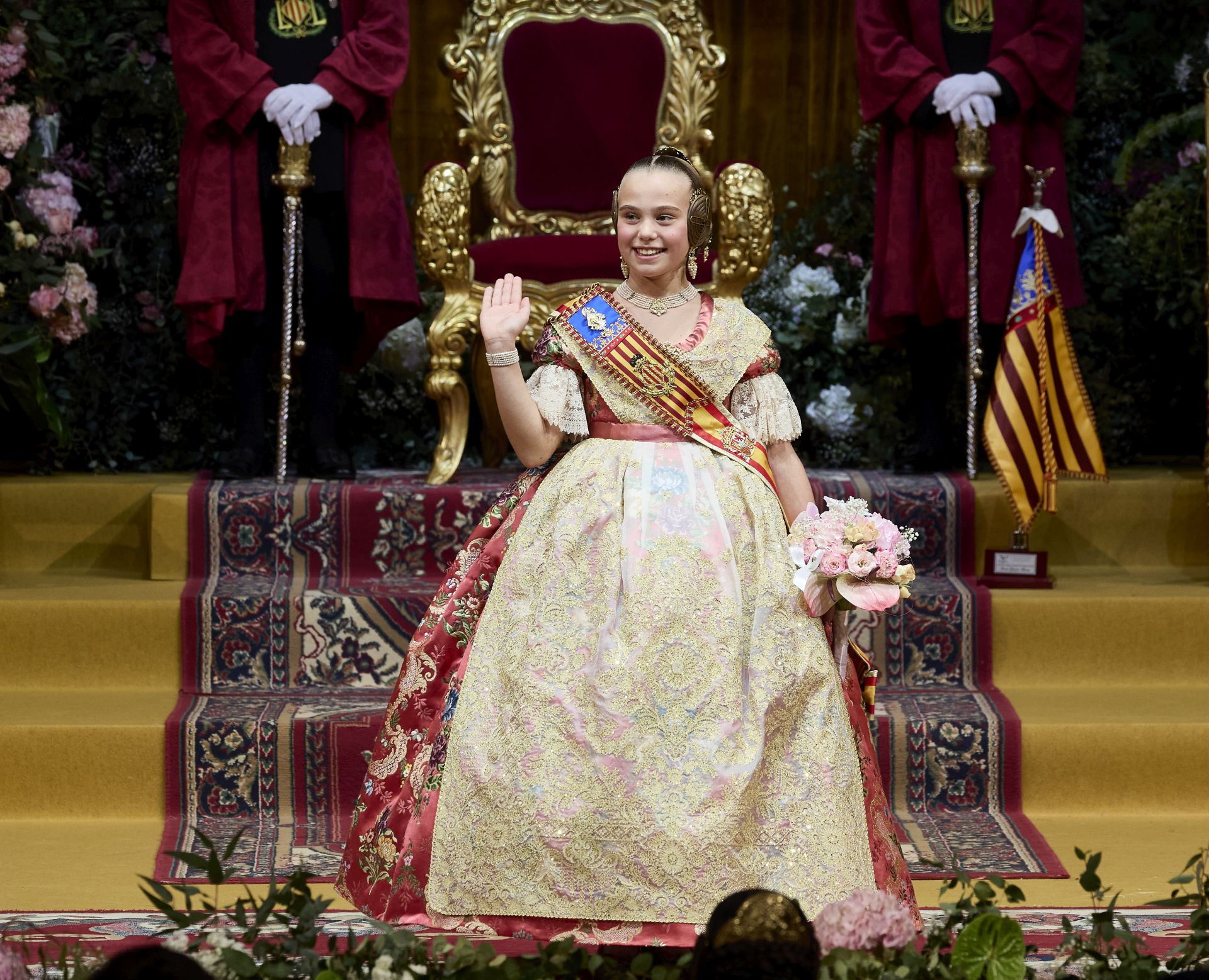 La exaltación de la fallera mayor infantil de Valencia, Lucía García, en imágenes