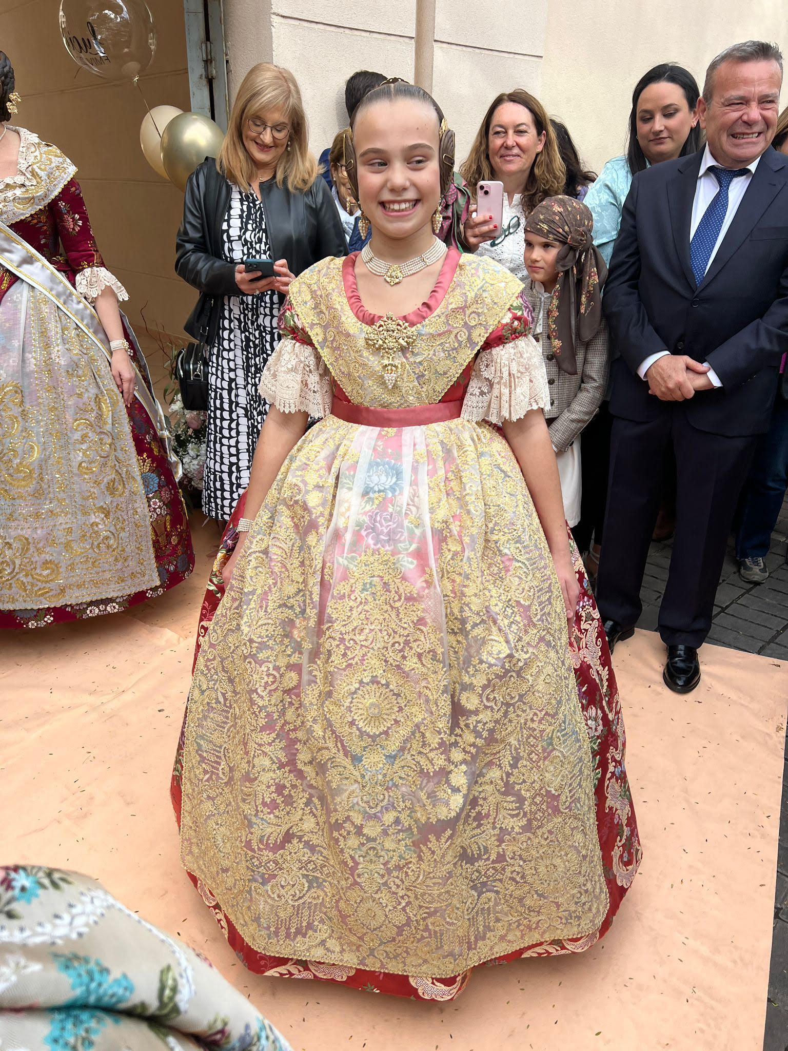 Lucía García Rivera, con su espolín coralina, tras salir del patio de su casa.