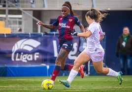 Ivonne Chacón avanza con el balón durante el partido de este sábado en Buñol.