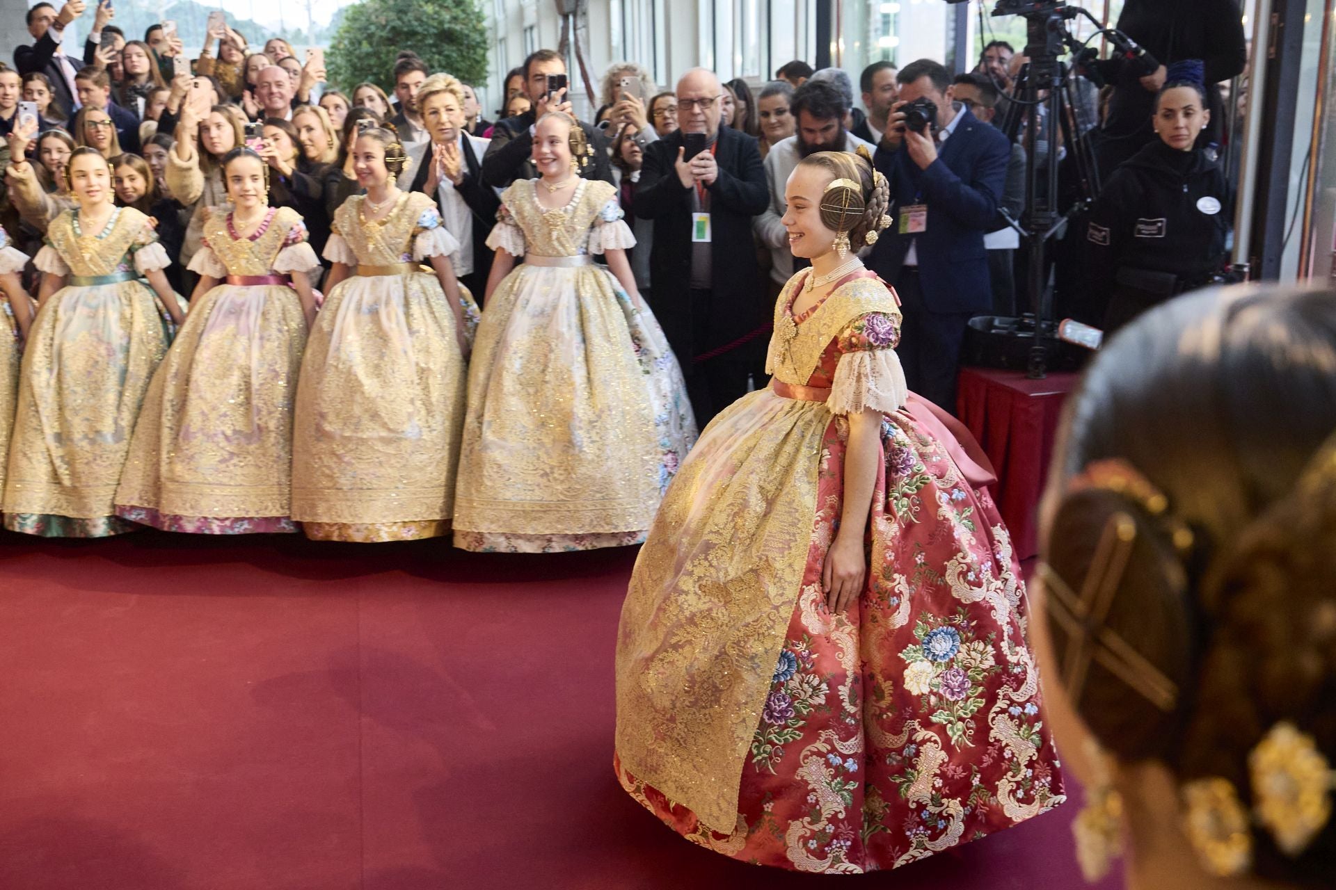 La exaltación de la fallera mayor infantil de Valencia, Lucía García, en imágenes