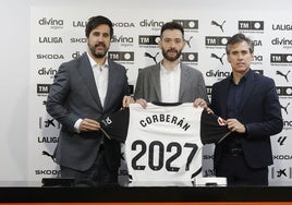 Solís, Corberán y Corona, durante la presentación del técnico de Cheste.