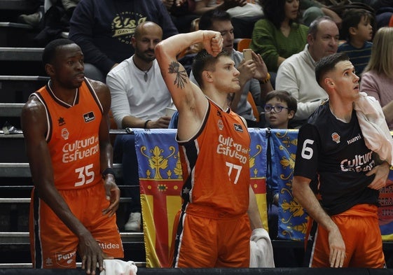 Sestina celebra una canasta durante el partido contra el Baxi Manresa.