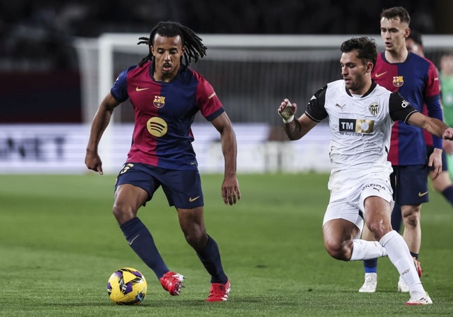 Hugo Duro, que anotó un gol, presiona a Kounde.