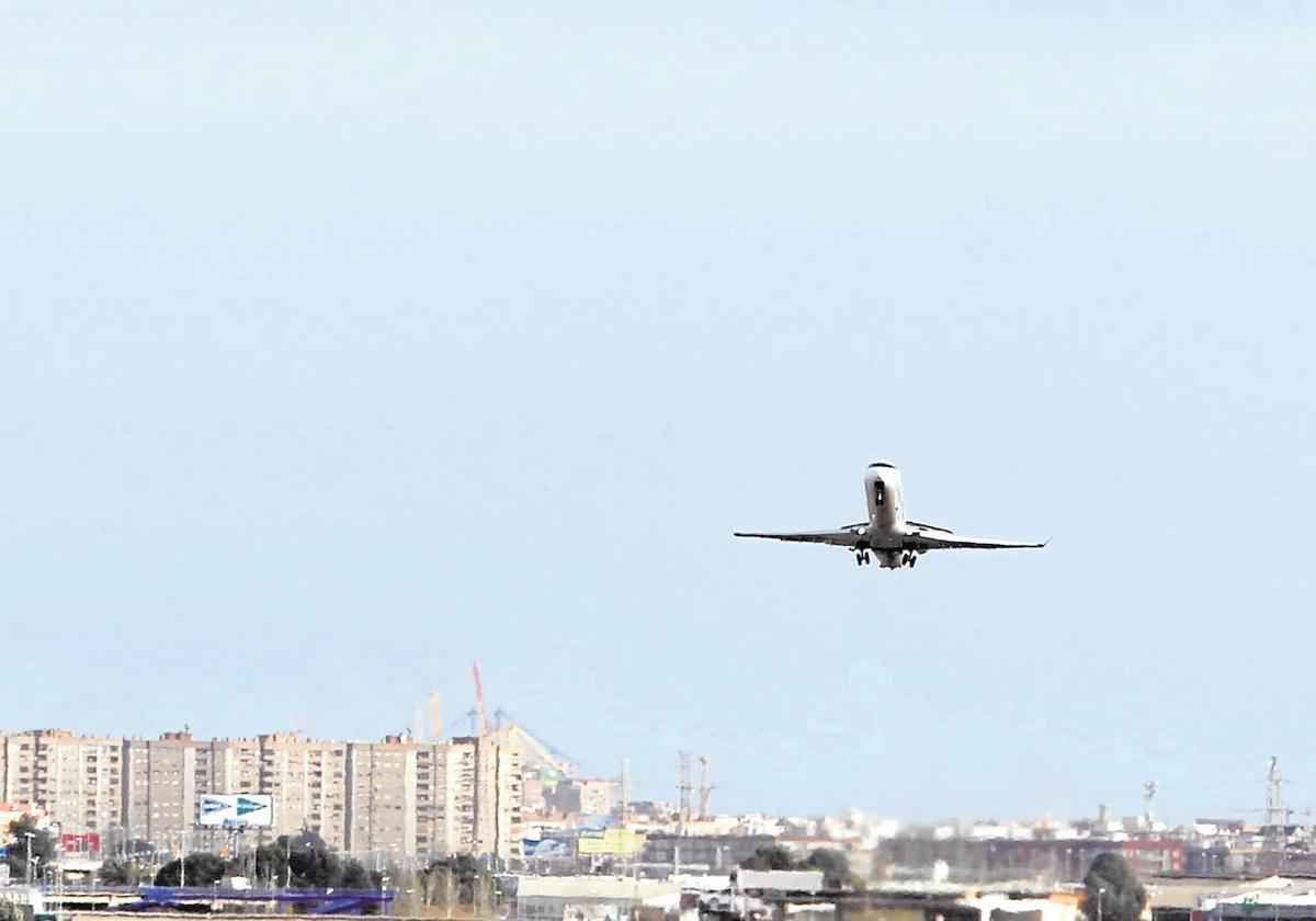 Un avión en el aeropuerto de Manises, en una imagen de archivo.