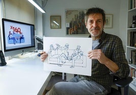 Paco Roca, en su mesa de trabajo, con un boceto del logo del 160 aniversario de LAS PROVINCIAS.