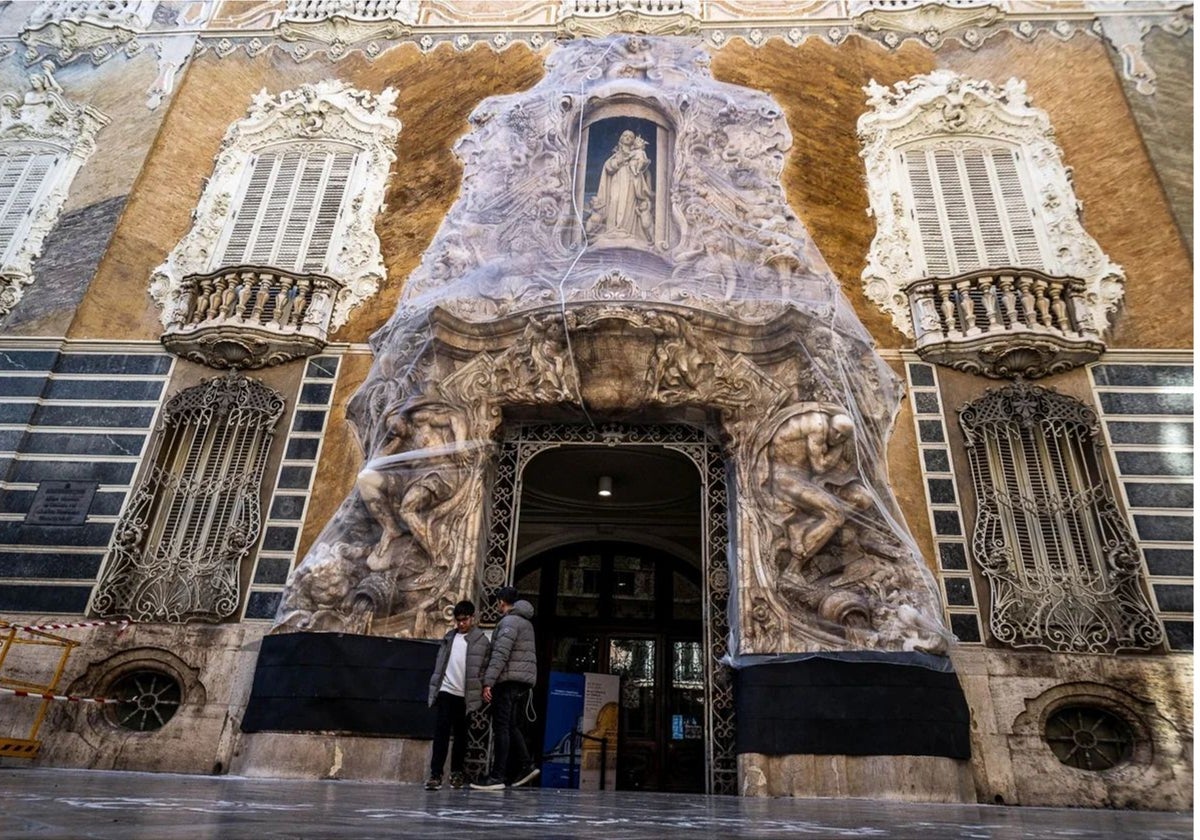 Fachada de Ignacio Vergara cubierto por una tela de protección.