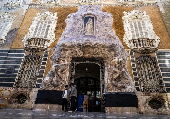 Fachada de Ignacio Vergara cubierto por una tela de protección.