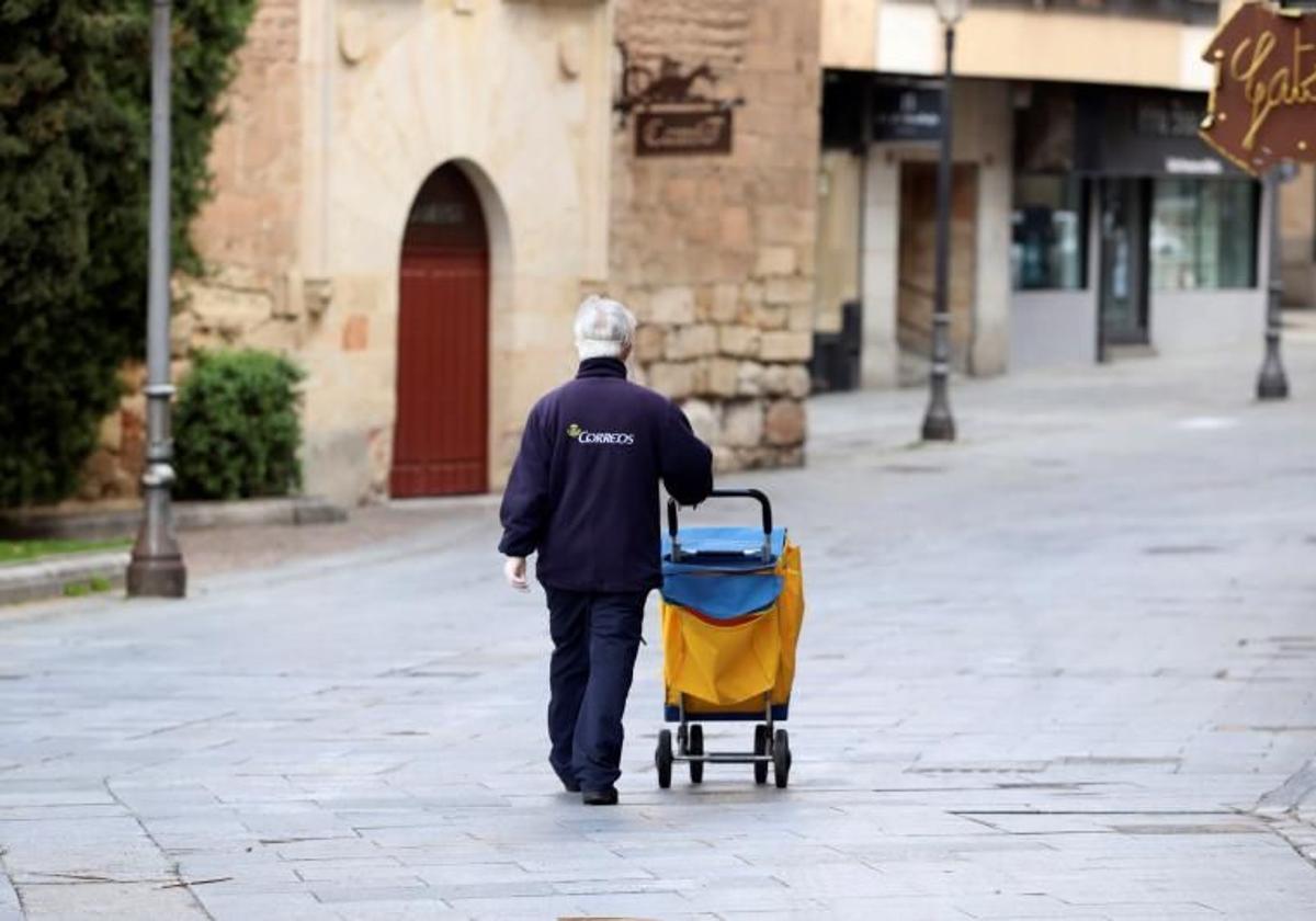 Un cartero, durante su jornada laboral.