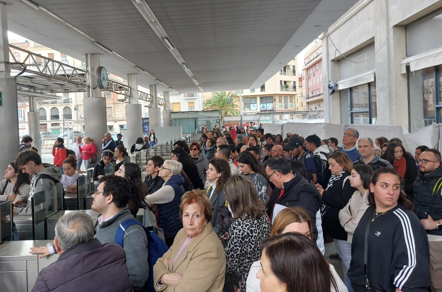 Viajeros esperando la salida del tren en la estación de Valencia Nord, este medio día.