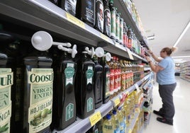 Botellas de aceite de oliva virgen extra en un supermercado.