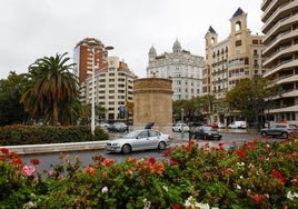 Los edificios de la plaza de América, desde el puente de las flores.