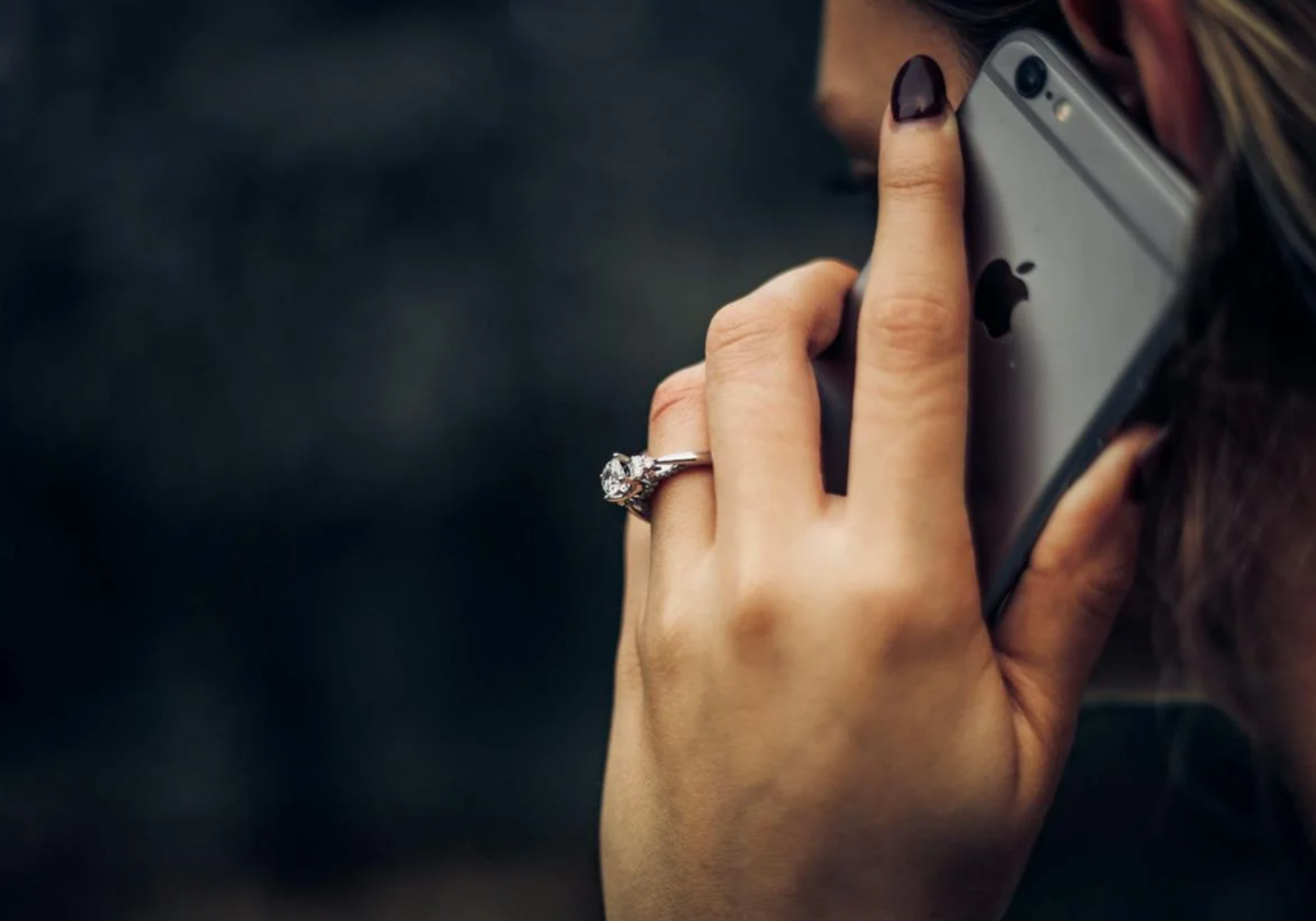 Una mujer responde a una llamada de teléfono.