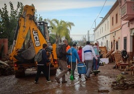 Voluntarios trabajando en Torrent los primeros días tras la dana.