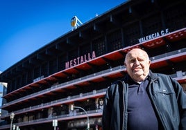 Vicente Guillot, este martes con la fachada de Mestalla al fondo.