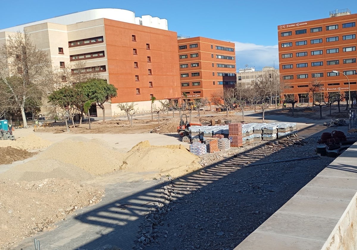 Imagen principal - De arriba a abajo: estado de la plaza Manuel Broseta, otra vista del jardín entre los aularios y el antiguo parking que se usa para almacenar materiales. También ser convertirá en zona verde. 