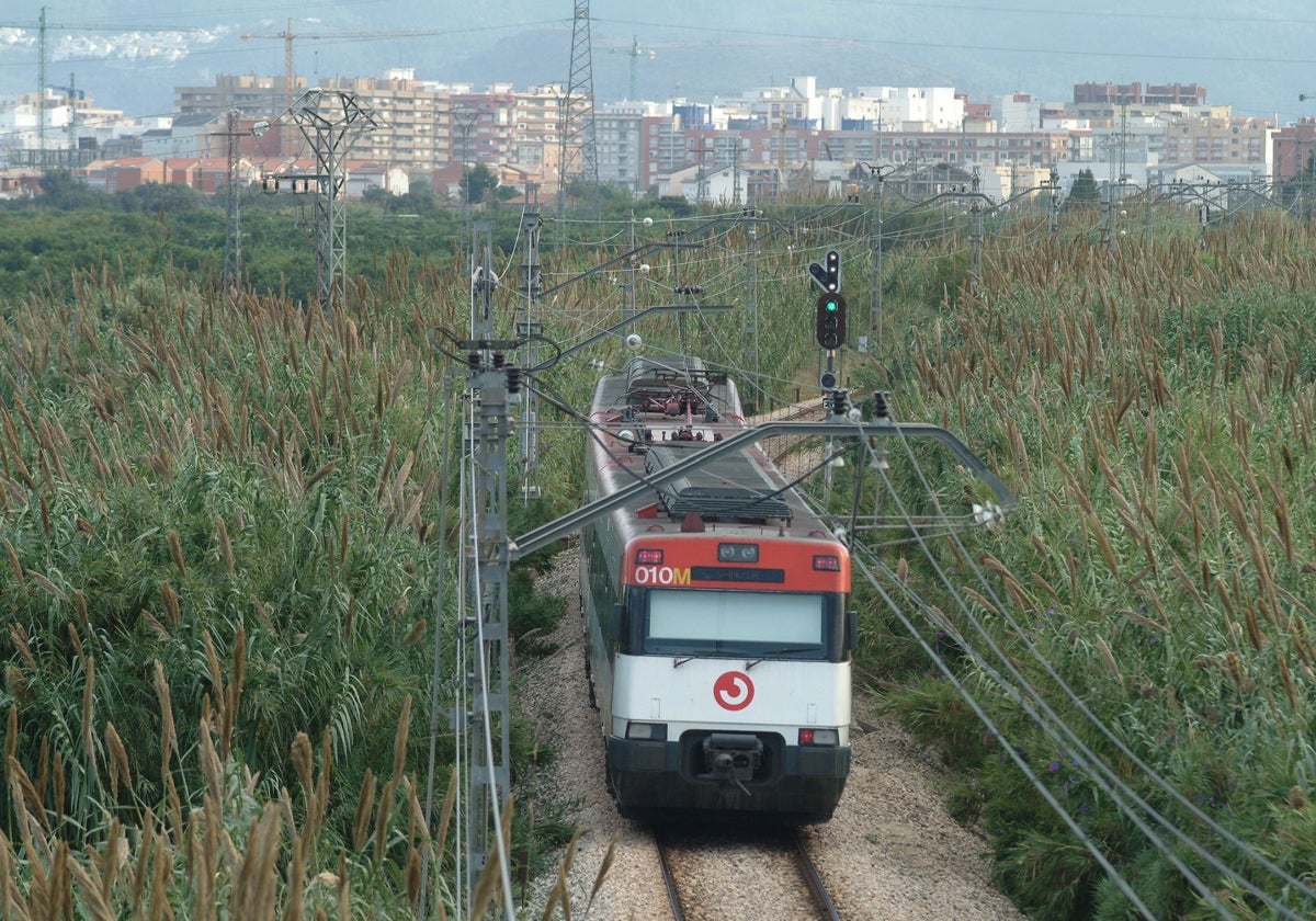 Imagen de archivo de un tren de Cercanías en la línea de Gandia.