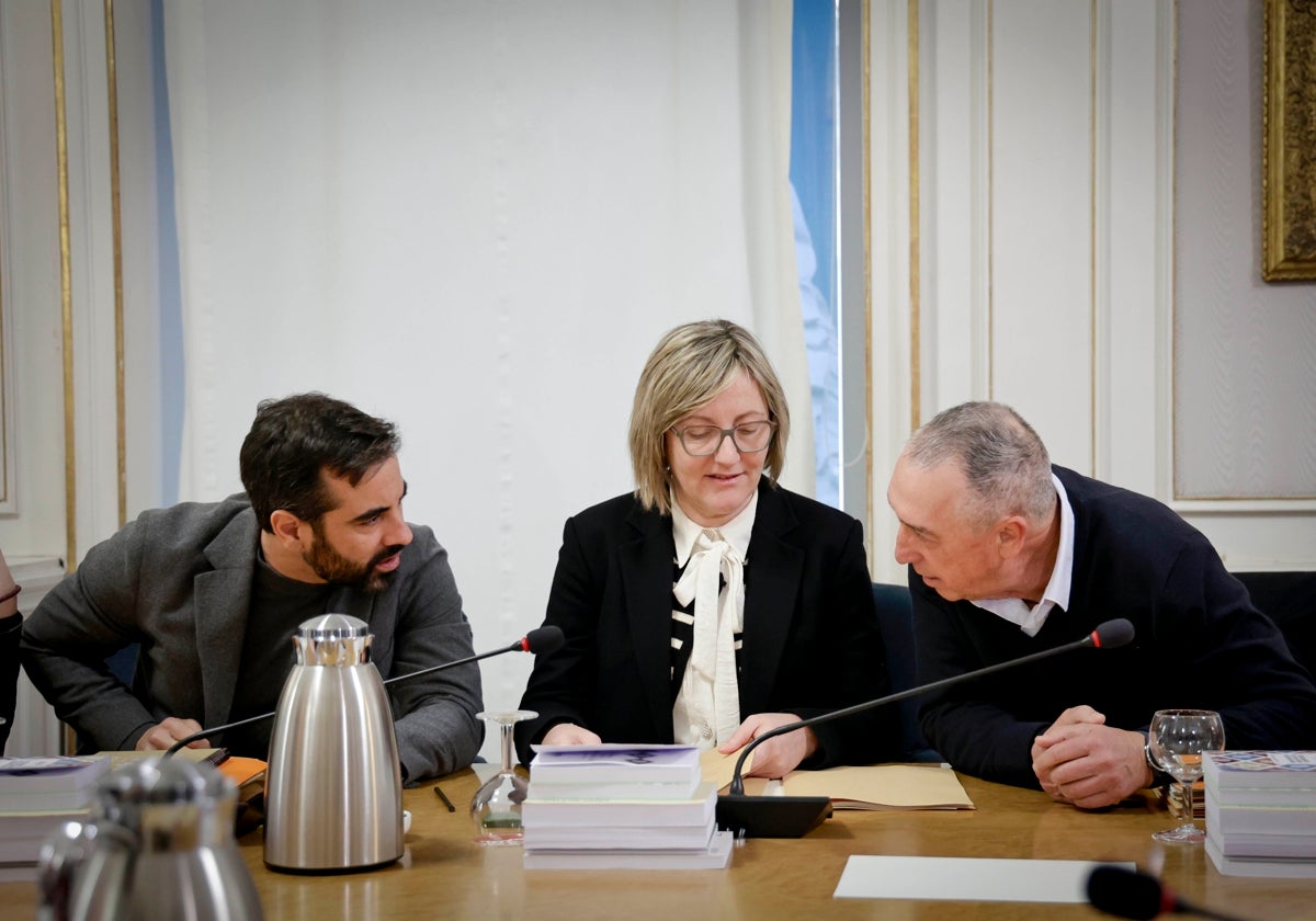 María José Salvador, entre José Muñoz y Joan Baldoví.