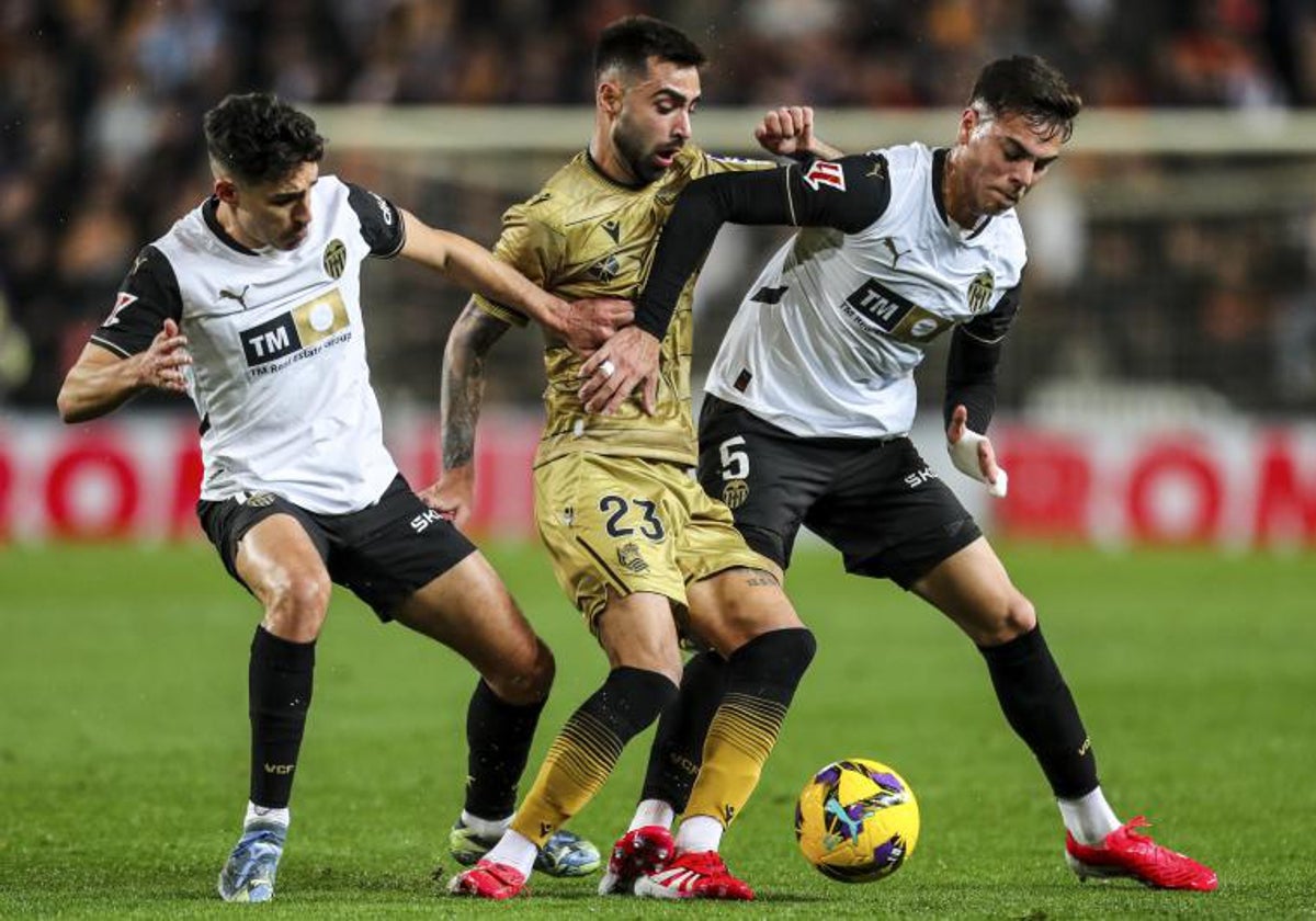 Barrenechea, a la derecha, en el partido contra la Real Sociedad.