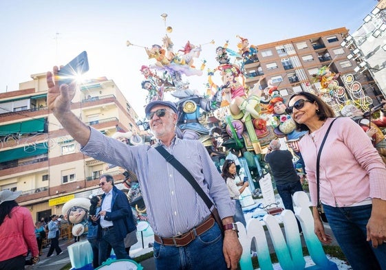 Visitantes en la falla de l'Antiga de Campanar en 2024.