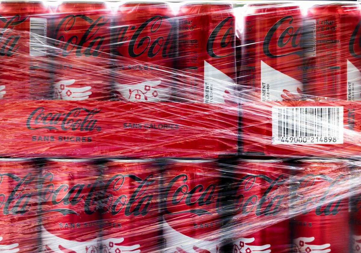 Diversas latas de Coca-Cola.