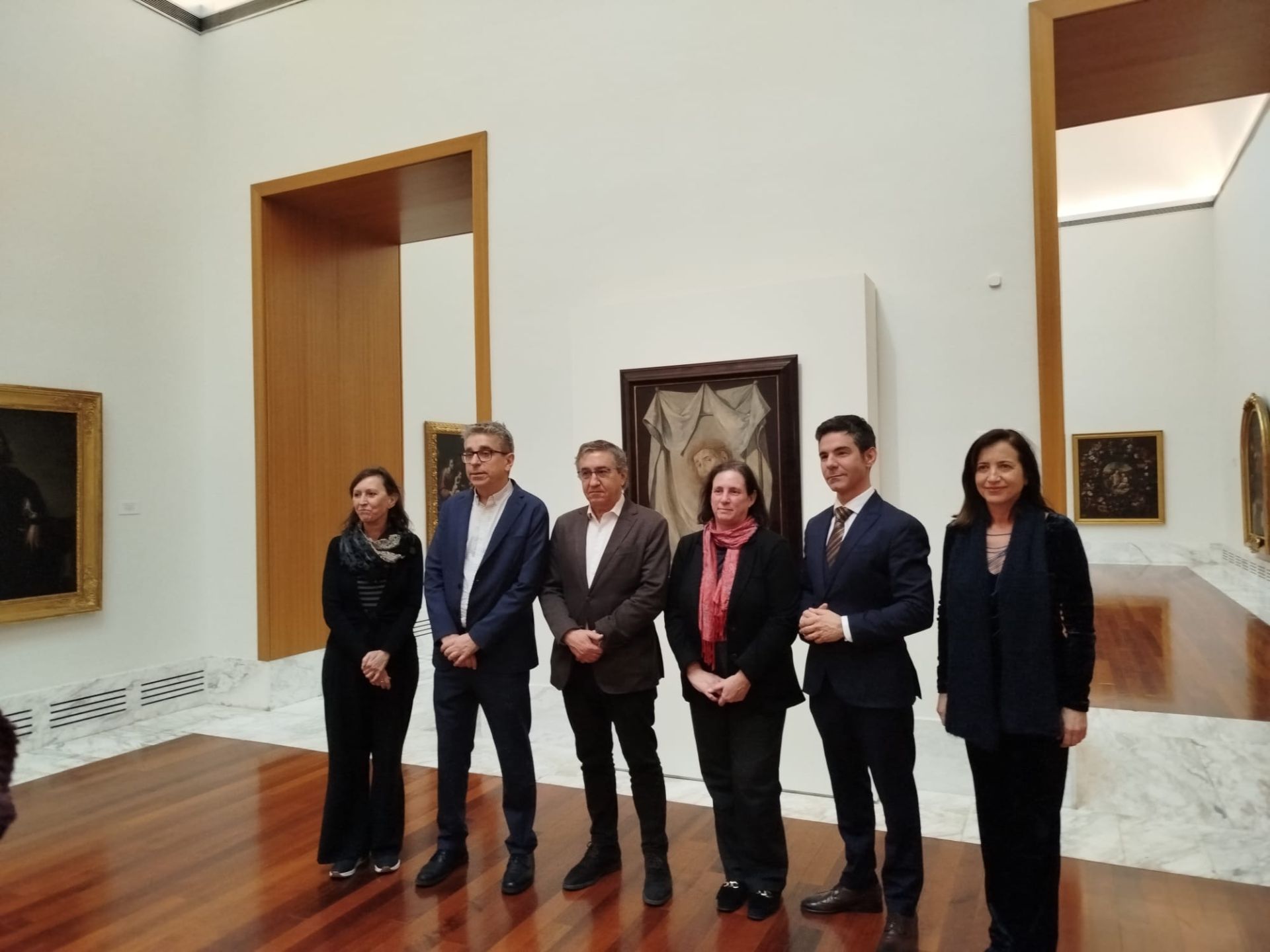 La directora general de Patrimonio Cultural, el secretario de Estado de Cultura, el conseller de Cultura, el director del Museo Bellas Artes de Valencia, la secreataria autonómica de Cultura y la directora de Patrimonio, delante de 'Santa Faz' de Zurbarán.